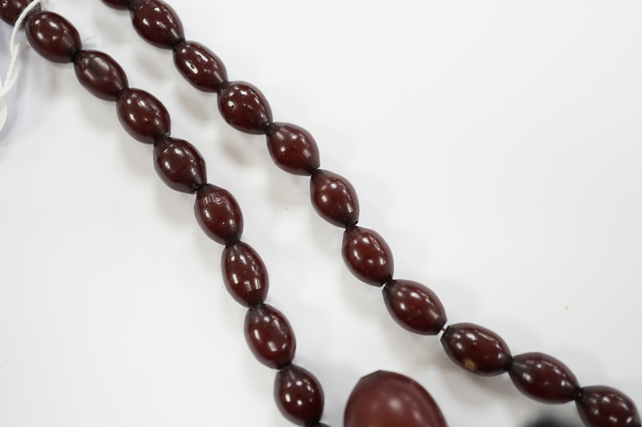 A single strand graduated simulated cherry amber bead necklace(a.f.), gross weight 50 grams.